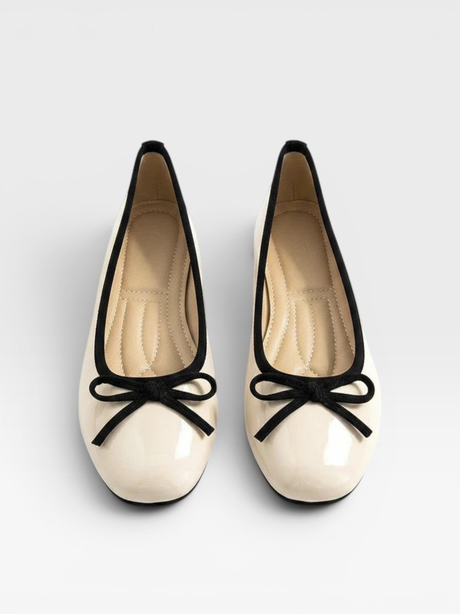 Brisconti Portofino Ballerinas aus beigem Leder mit schwarzer Schleife und Karree-Zehenpartie im Balletcore-Stil