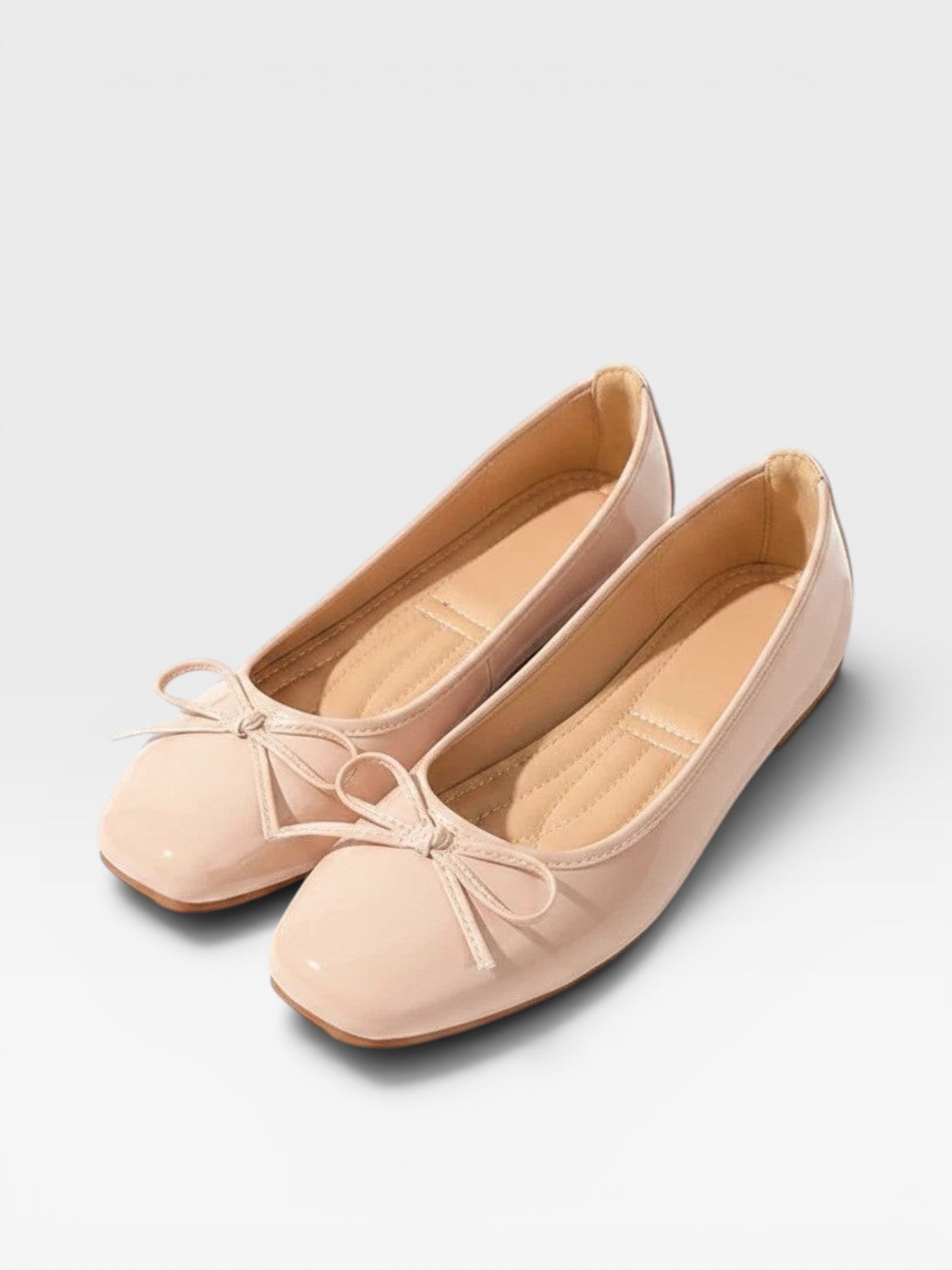 Brisconti Portofino Ballerinas in Beige aus weichem Leder mit quadratischer Zehenpartie und verspielter Schleife.