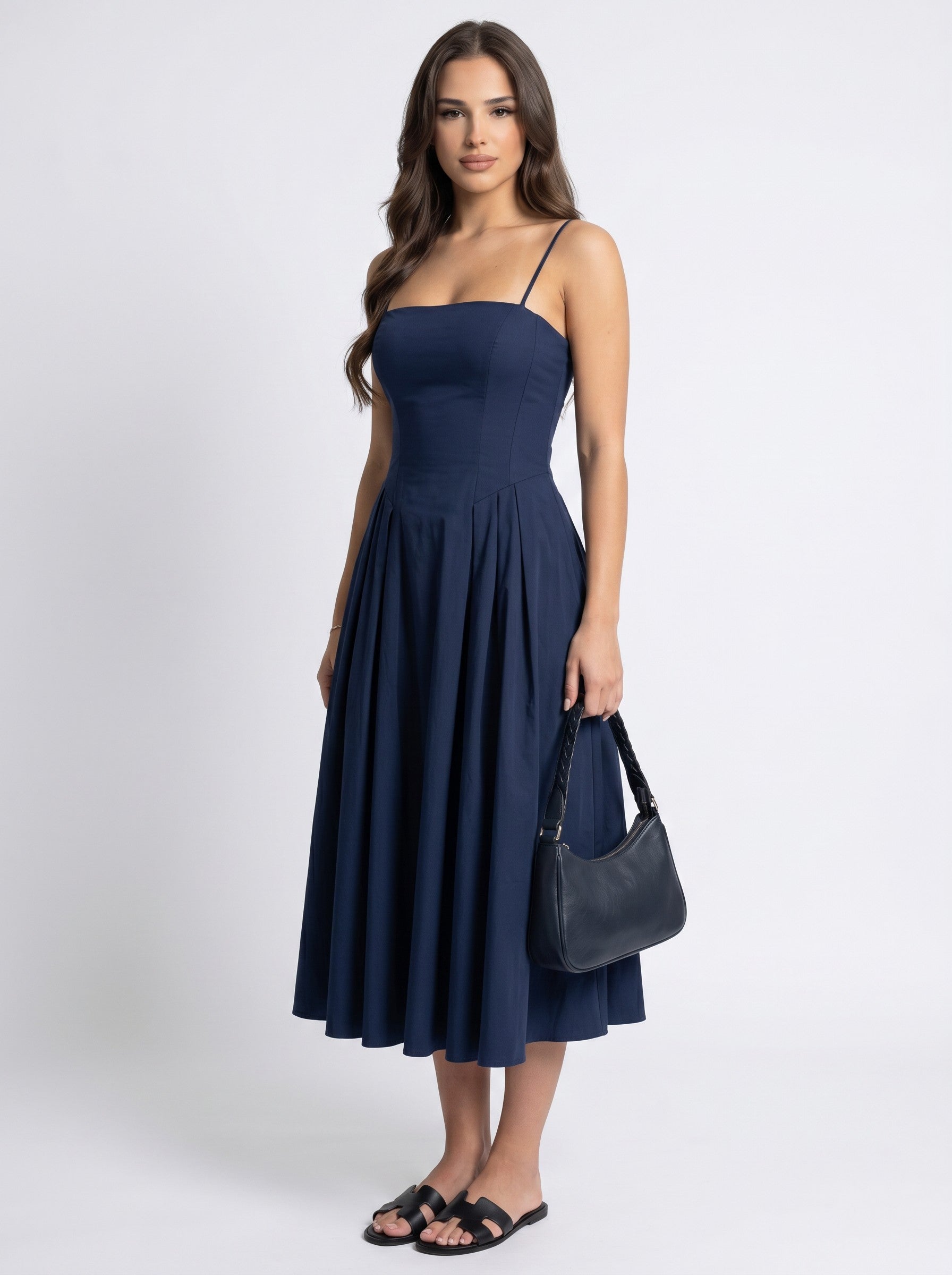 Brisconti Portofino dunkelblaues Maxi-Slip-Kleid mit A-Linien-Schnitt, quadratischem Ausschnitt und feinen Trägern.