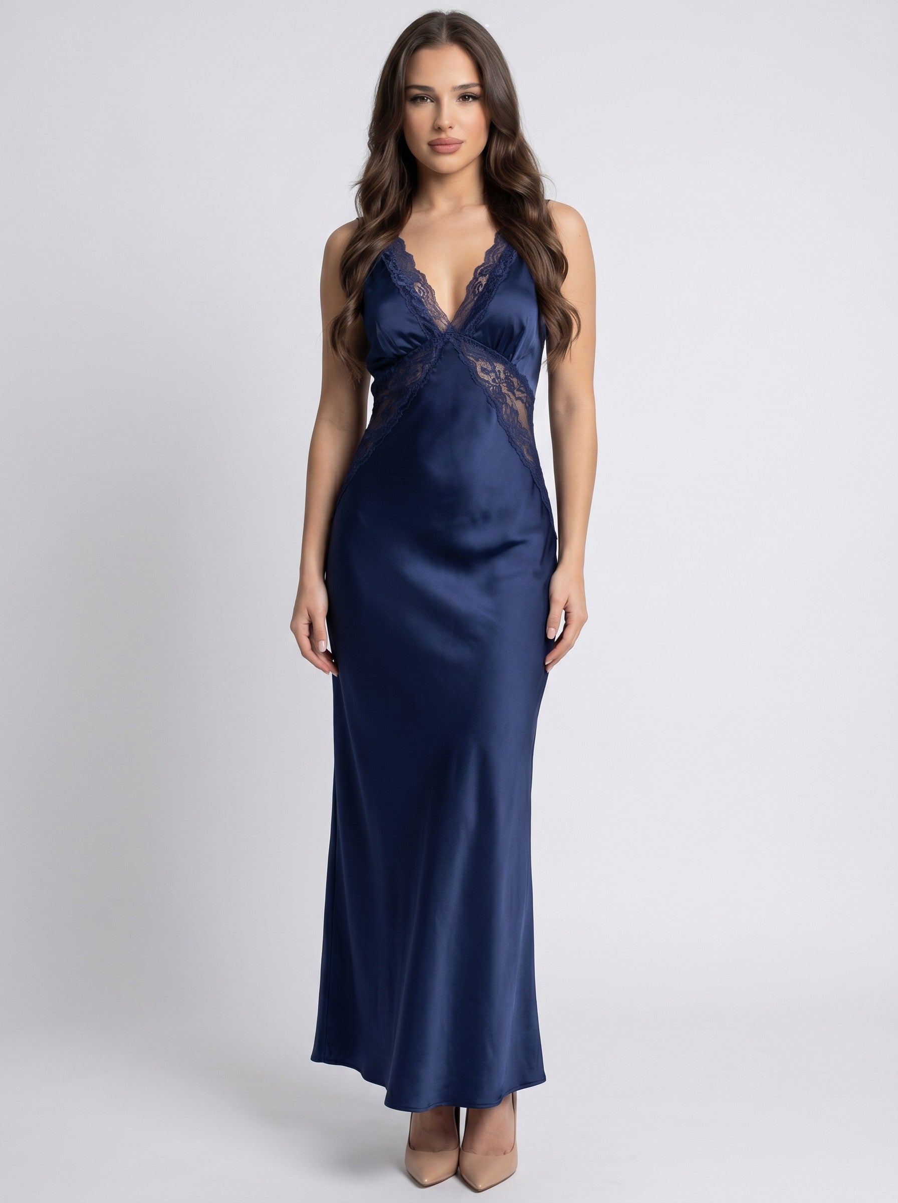 Brisconti Portofino ärmelloses dunkelblaues Maxi-Spitzenkleid mit V-Ausschnitt und A-Linien-Schnitt an einem Model