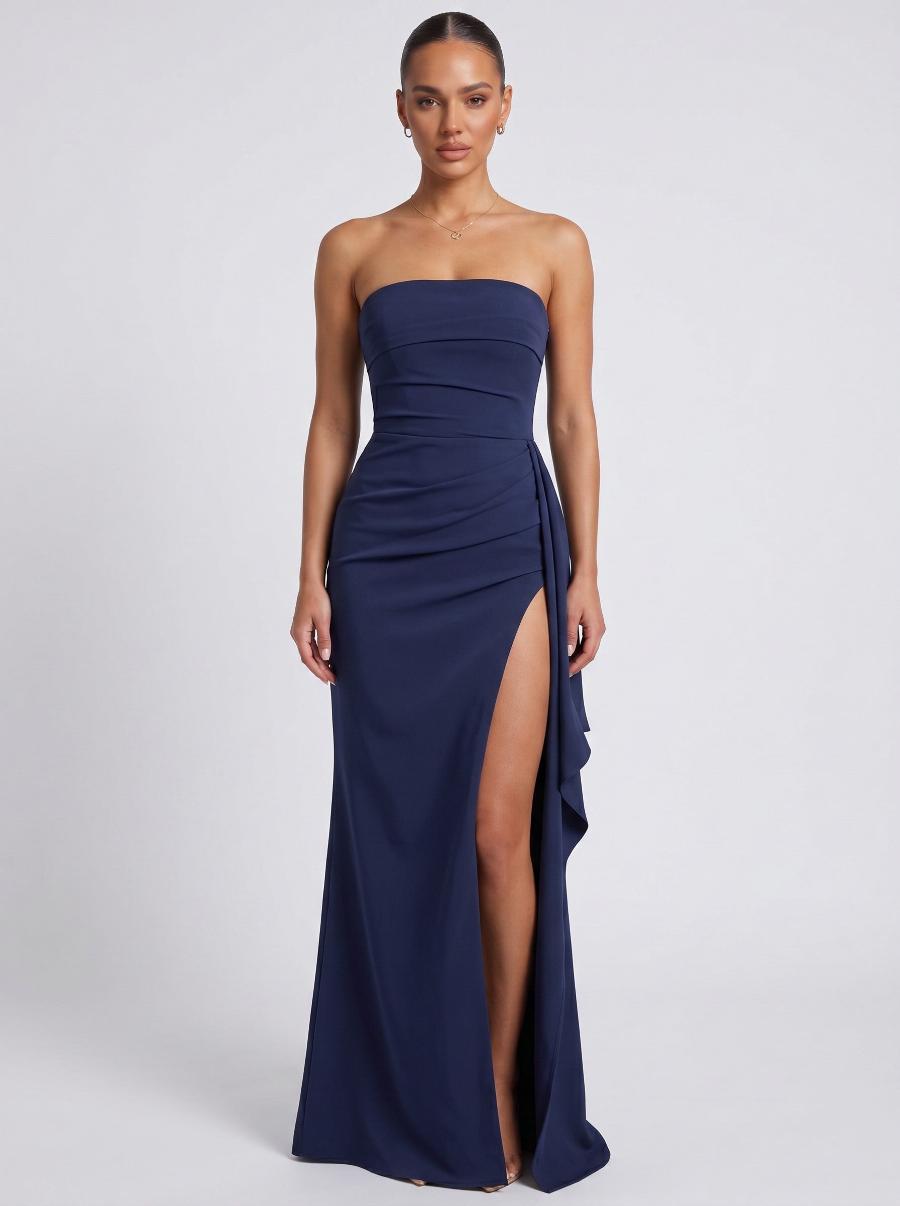 Brisconti Portofino trägerloses dunkelblaues Maxikleid mit hohem Beinschlitz und geraffter Taille für elegante Anlässe.