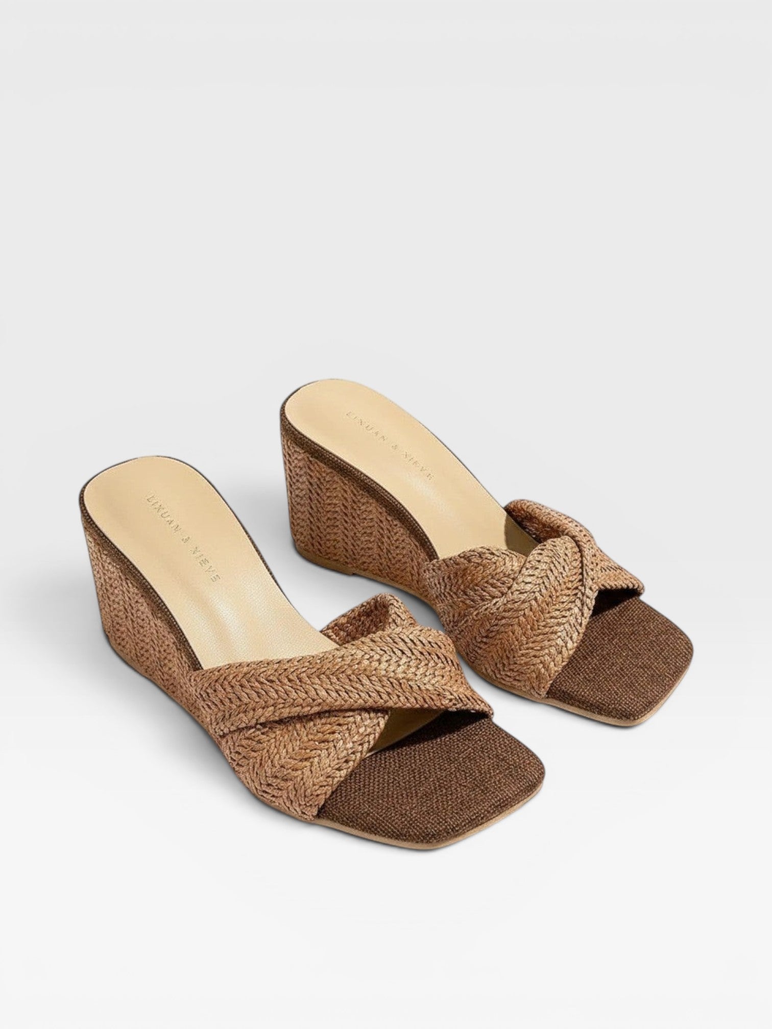 Brisconti Portofino Damen Mules im Retro-Stil mit geflochtenem Riemen, Keilabsatz und brauner Plateausohle.