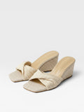 Brisconti Portofino Damen Mules im Retro-Stil mit geflochtenem Riemen, beigem PU-Leder und bequemem Keilabsatz.