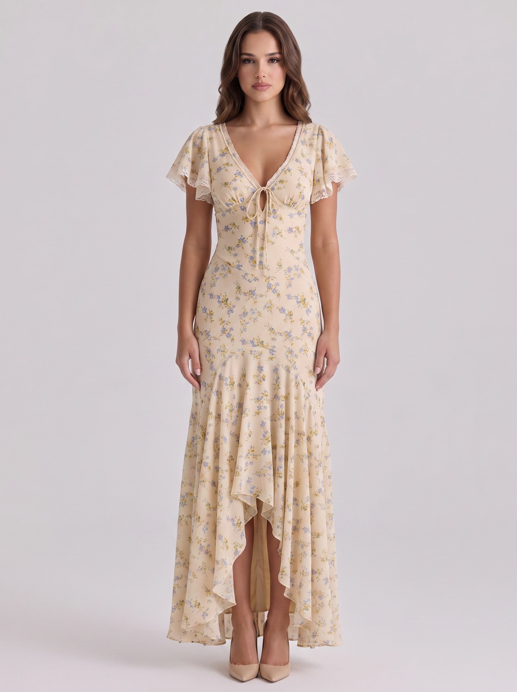 Brisconti Portofino Maxikleid in Beige mit Blumenprint, V-Ausschnitt, Spitzenbesatz und asymmetrischem Saum.