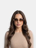 Brisconti Portofino Miu Miu Cat-Eye Sonnenbrille mit braunen Nylon-Gläsern und leichtem Titan-Rahmen an einer Frau.
