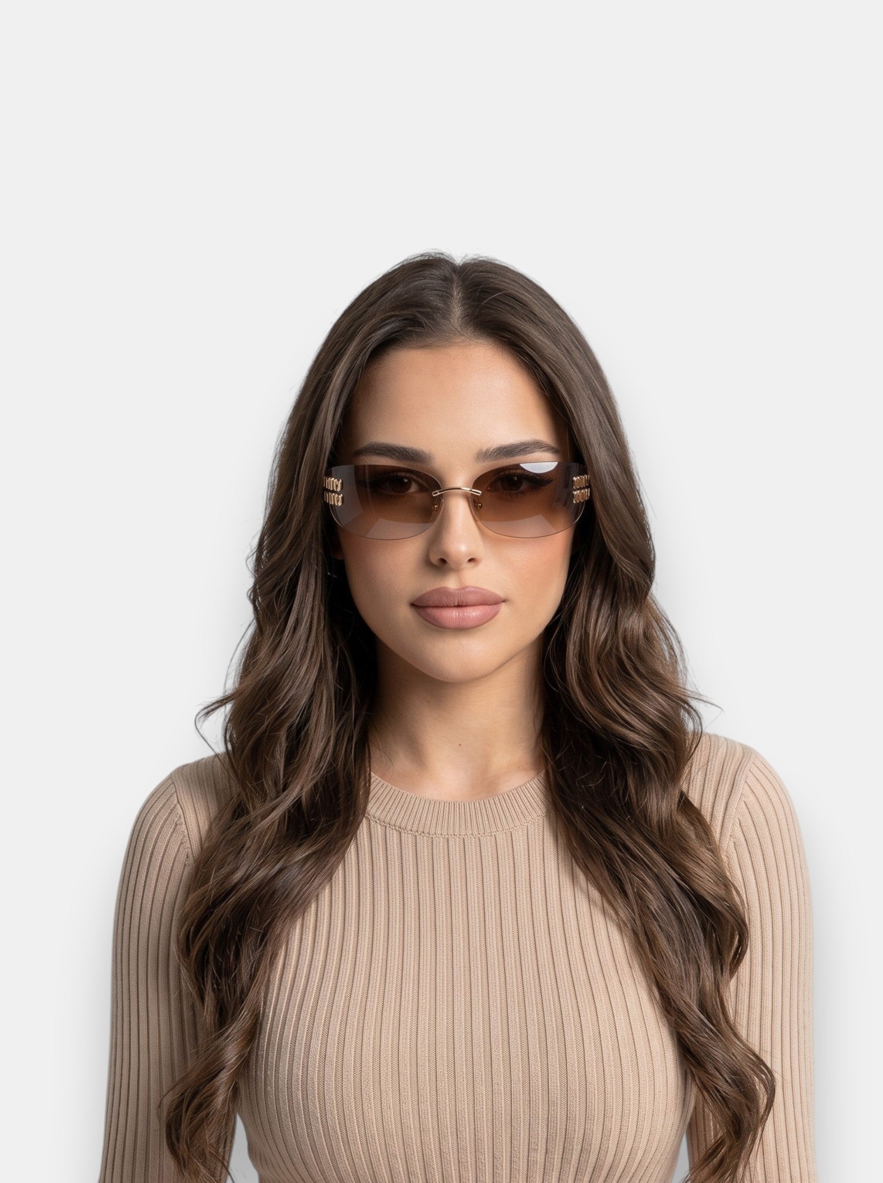 Brisconti Portofino Miu Miu Cat-Eye Sonnenbrille mit braunen Nylon-Gläsern und leichtem Titan-Rahmen an einer Frau.