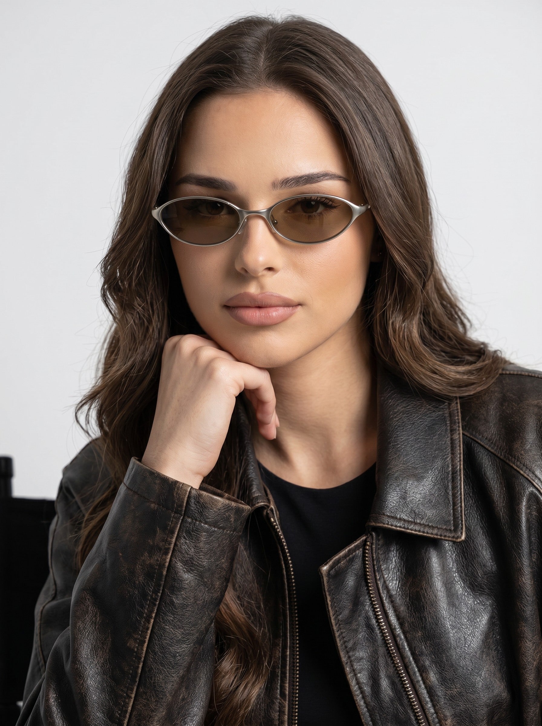 Brisconti Portofino Unisex-Sonnenbrille mit ovalem Metallrahmen und polarisierten Nylon-Gläsern an einem Model
