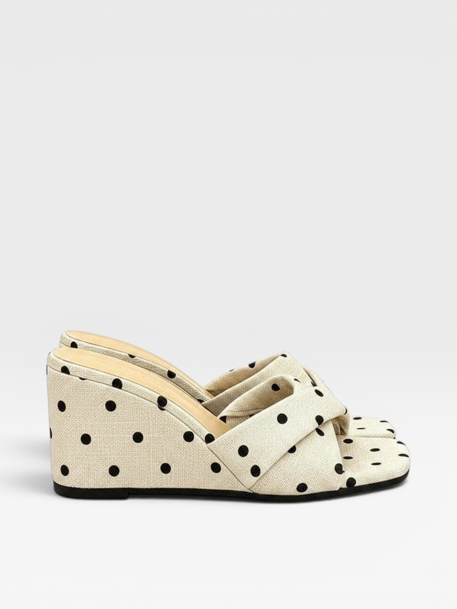 Brisconti Portofino Retro Mules in Beige mit schwarzen Punkten, gewebtem Design, Keilabsatz und eckiger Zehenpartie.