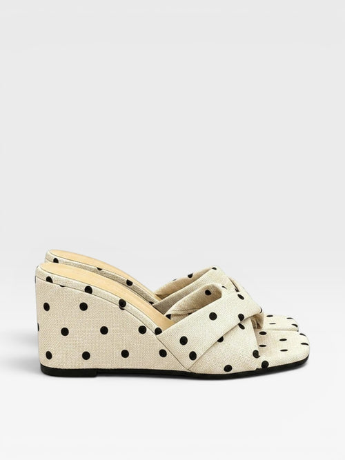 Brisconti Portofino Retro Mules in Beige mit schwarzen Punkten, gewebtem Design, Keilabsatz und eckiger Zehenpartie.