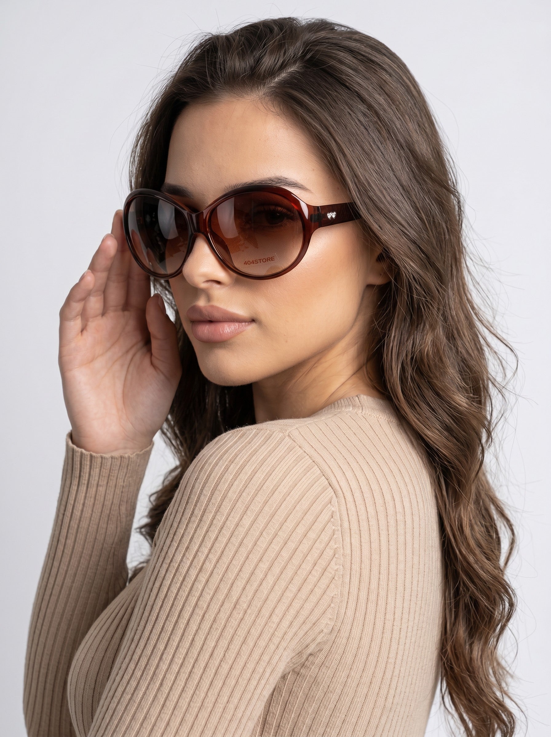 Brisconti Portofino Sonnenbrille mit braunem ovalem Rahmen im Retro-Stil getragen von einer Frau mit langem Haar