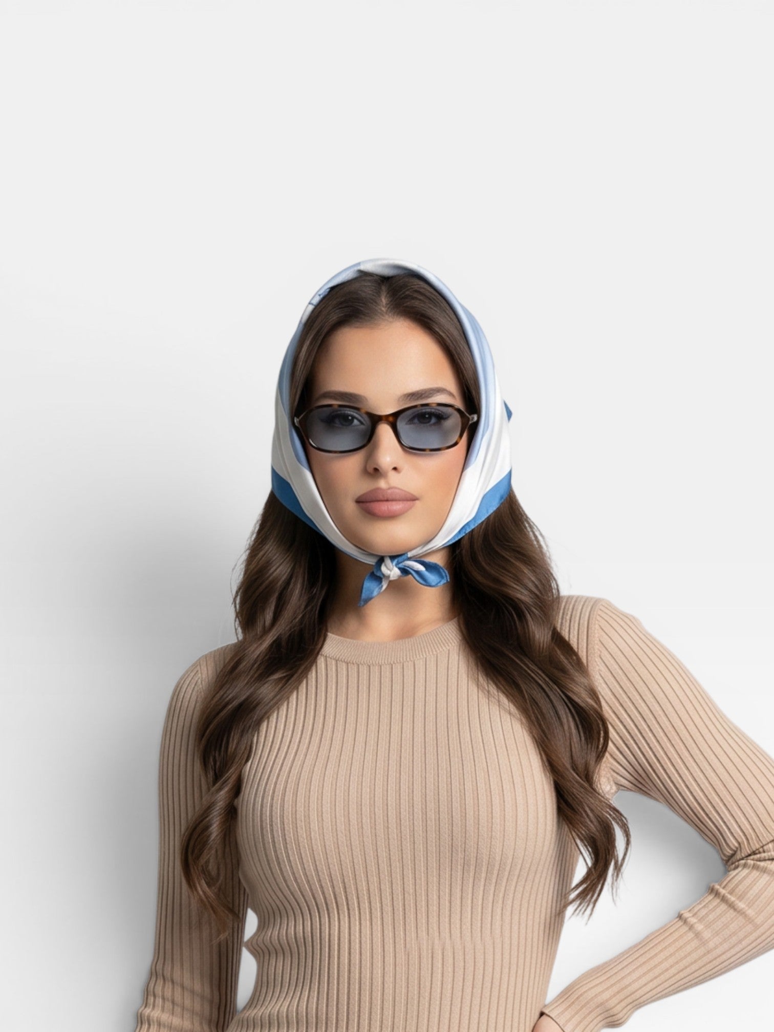 Brisconti Portofino Sabine Sonnenbrille mit rechteckigem Rahmen und Nylon-Gläsern, getragen von einem Model im Kleid.