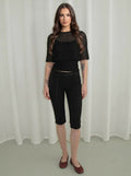 Brisconti Portofino schwarze Caprihose mit Plissee-Details und Seitenschlitz, getragen von einem Model.