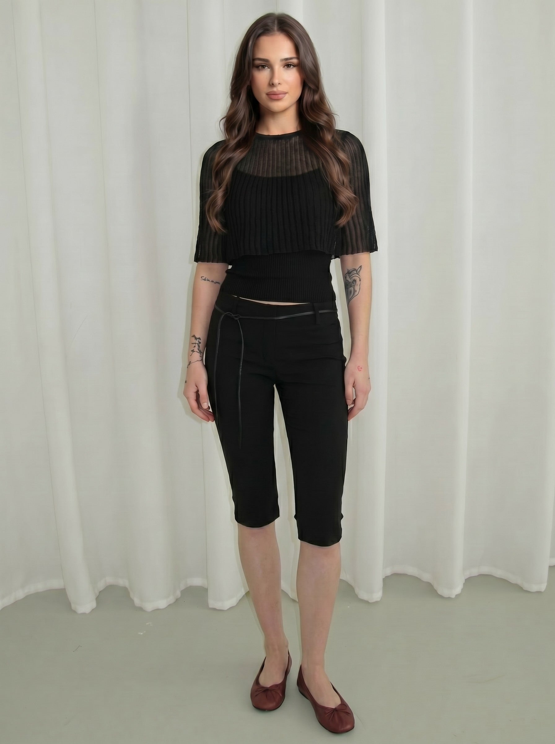 Brisconti Portofino schwarze Caprihose mit Plissee-Details und Seitenschlitz, getragen von einem Model.