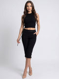 Brisconti Portofino Hannah Caprihose in Schwarz mit Slim-Fit-Passform und elastischem Bund an einem Model.