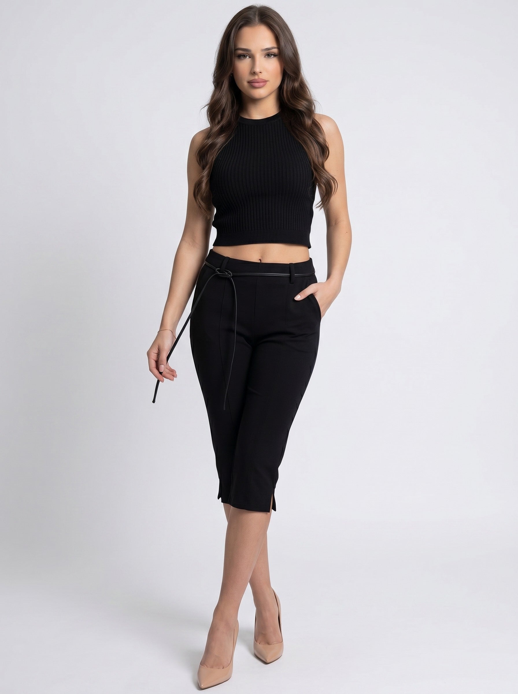Brisconti Portofino Hannah Caprihose in Schwarz mit Slim-Fit-Passform und elastischem Bund an einem Model.