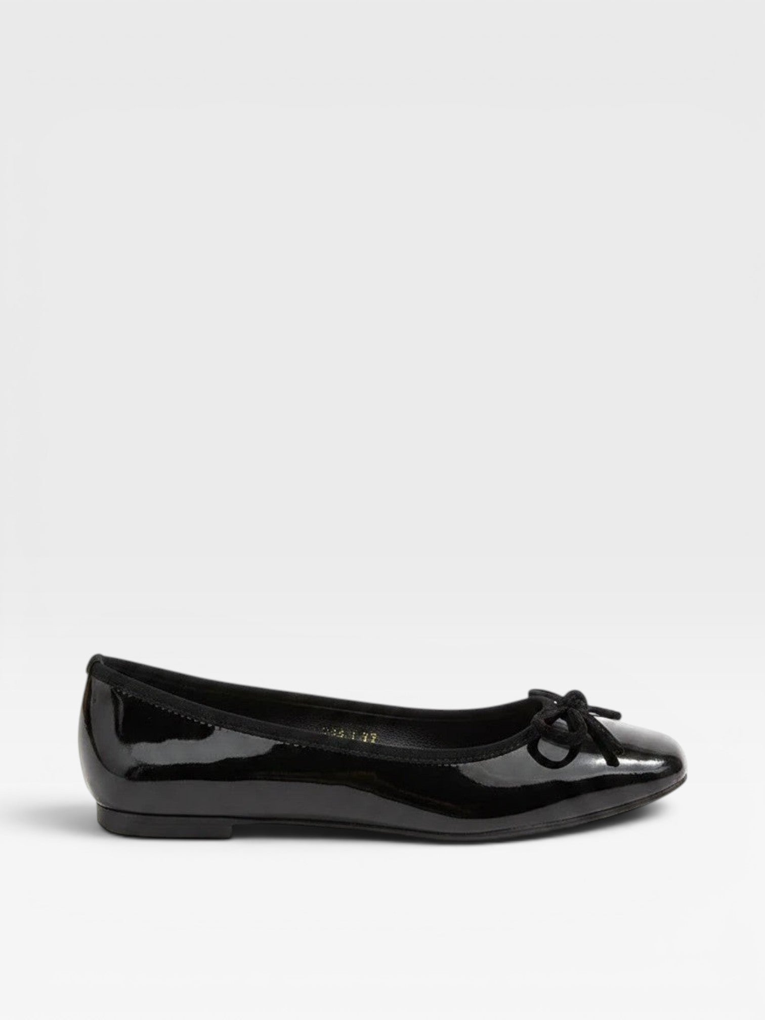 Brisconti Portofino schwarze Ballerinas aus Lackleder mit quadratischer Zehenpartie, Schleife und flacher Gummisohle.
