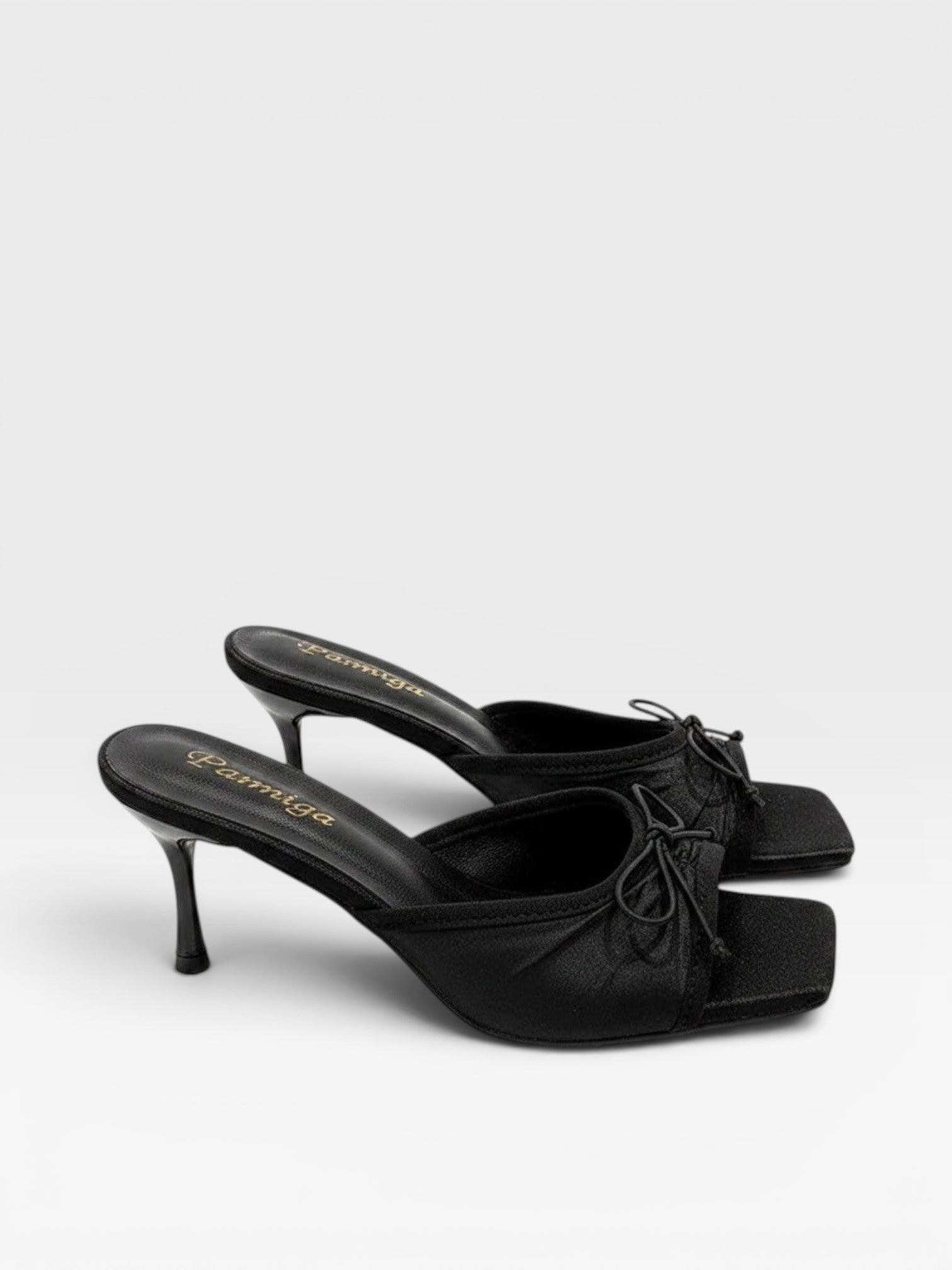 Brisconti Portofino schwarze Mules mit Stiletto-Absatz, Schleifen-Detail und offener Zehenpartie aus PU-Kunstleder.