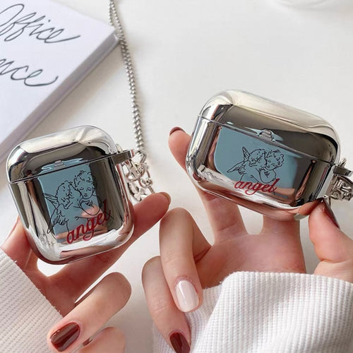Brisconti Portofino AirPods-Schutzhülle in glänzendem Silber mit Engel-Motiv, rotem Schriftzug und silberner Kette.
