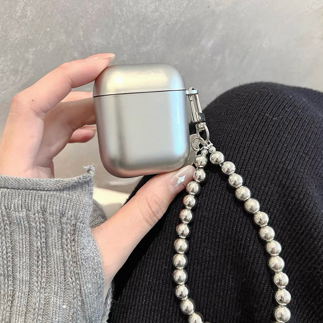 Brisconti Portofino AirPods Schutzhülle in Silber mit dekorativem Perlenband und Herz-Anhänger