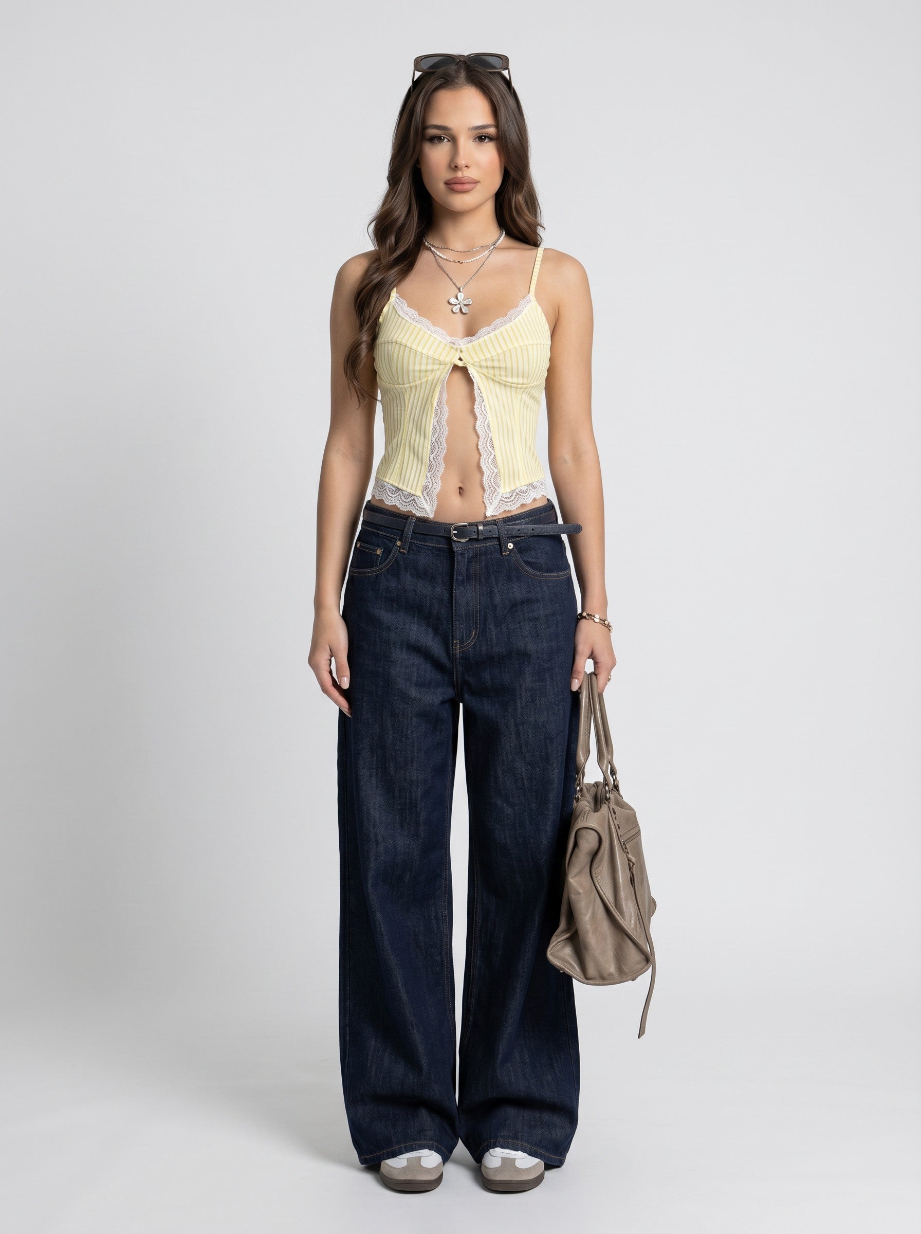 Brisconti Portofino Tilda Camisole in Gelb mit Streifen, V-Ausschnitt, Spitzendetails und Knopfleiste, getragen von Model