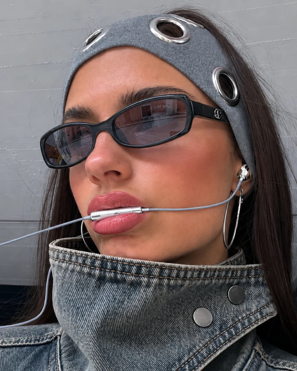 Brisconti Portofino verchromte In-Ear-Kopfhörer mit Kabel, getragen von einer Frau mit Jeans-Outfit und Stirnband